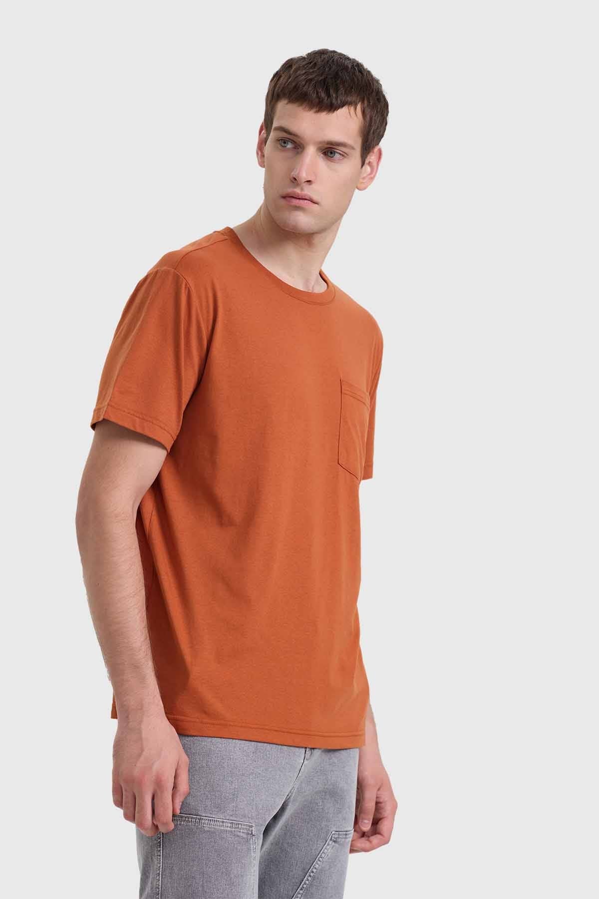 Polera Hombre Básica Con Bolsillo Ocre
