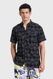 Camisa hombre negra con estampado de Superman, diseño moderno y cómodo.