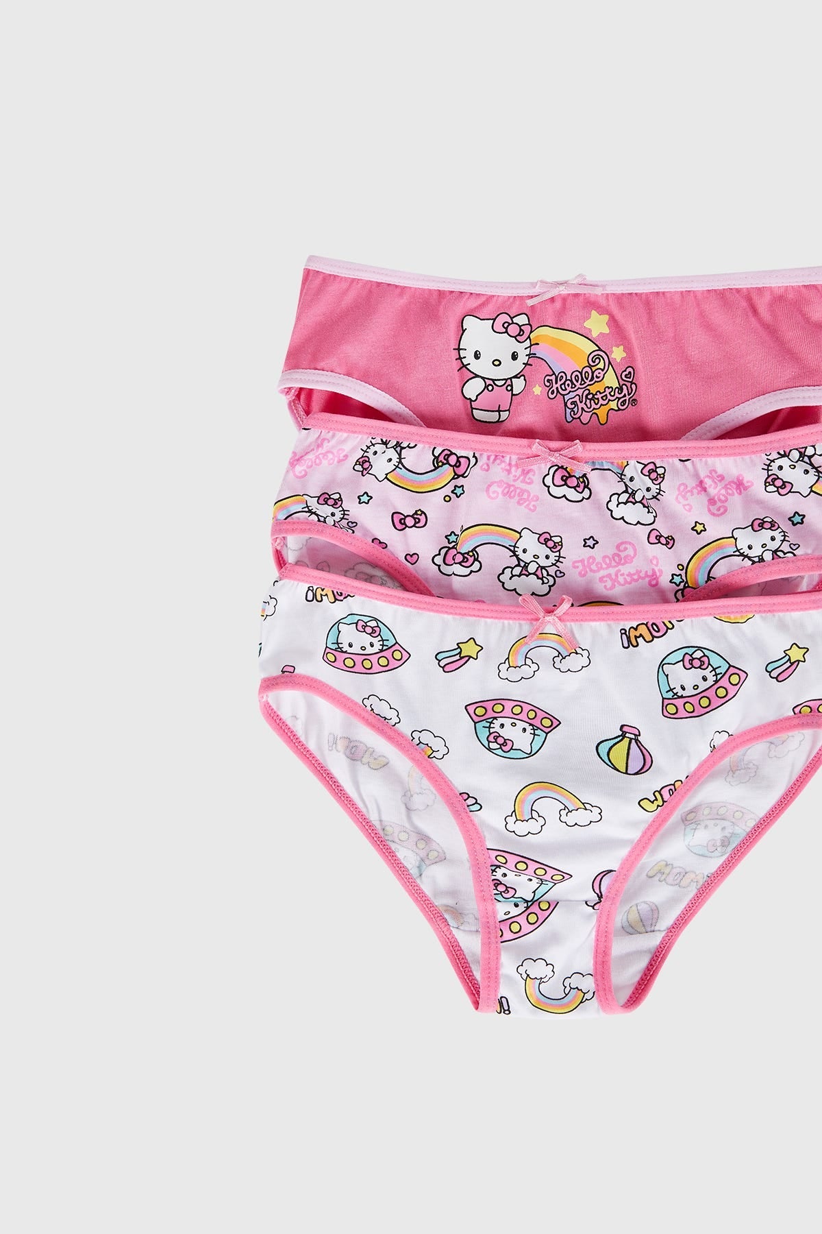 Calzón niña tripack Hello Kitty en color rosado con estampados divertidos.