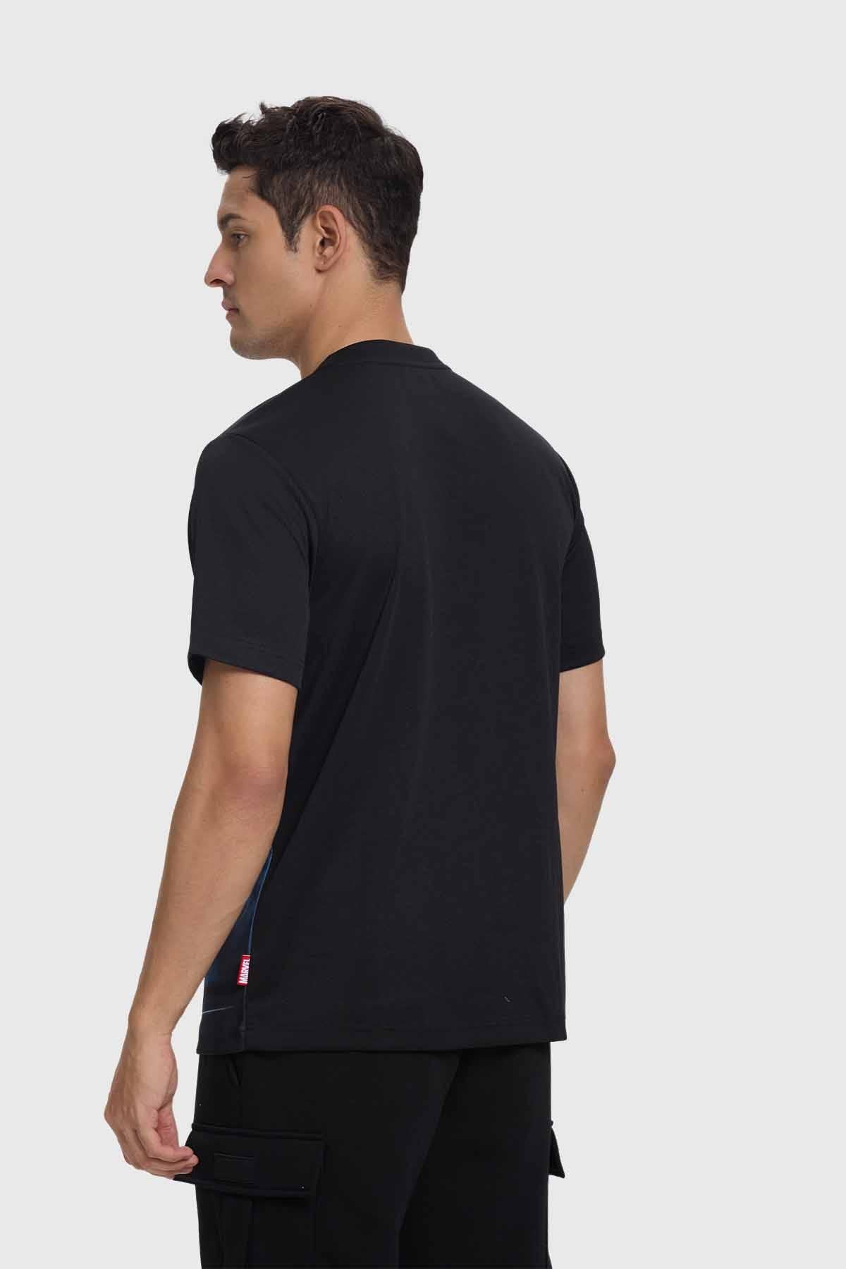 Polera hombre Iron Man negra con diseño gráfico vibrante