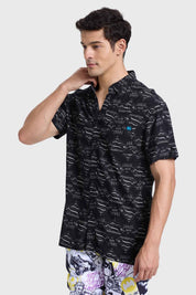Camisa hombre negra con estampado de Superman, diseño moderno y cómodo.