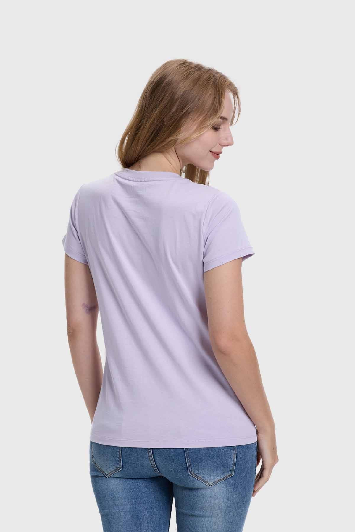 Polera mujer morada con diseño gráfico de La Novia Lila, estilo moderno y cómodo.
