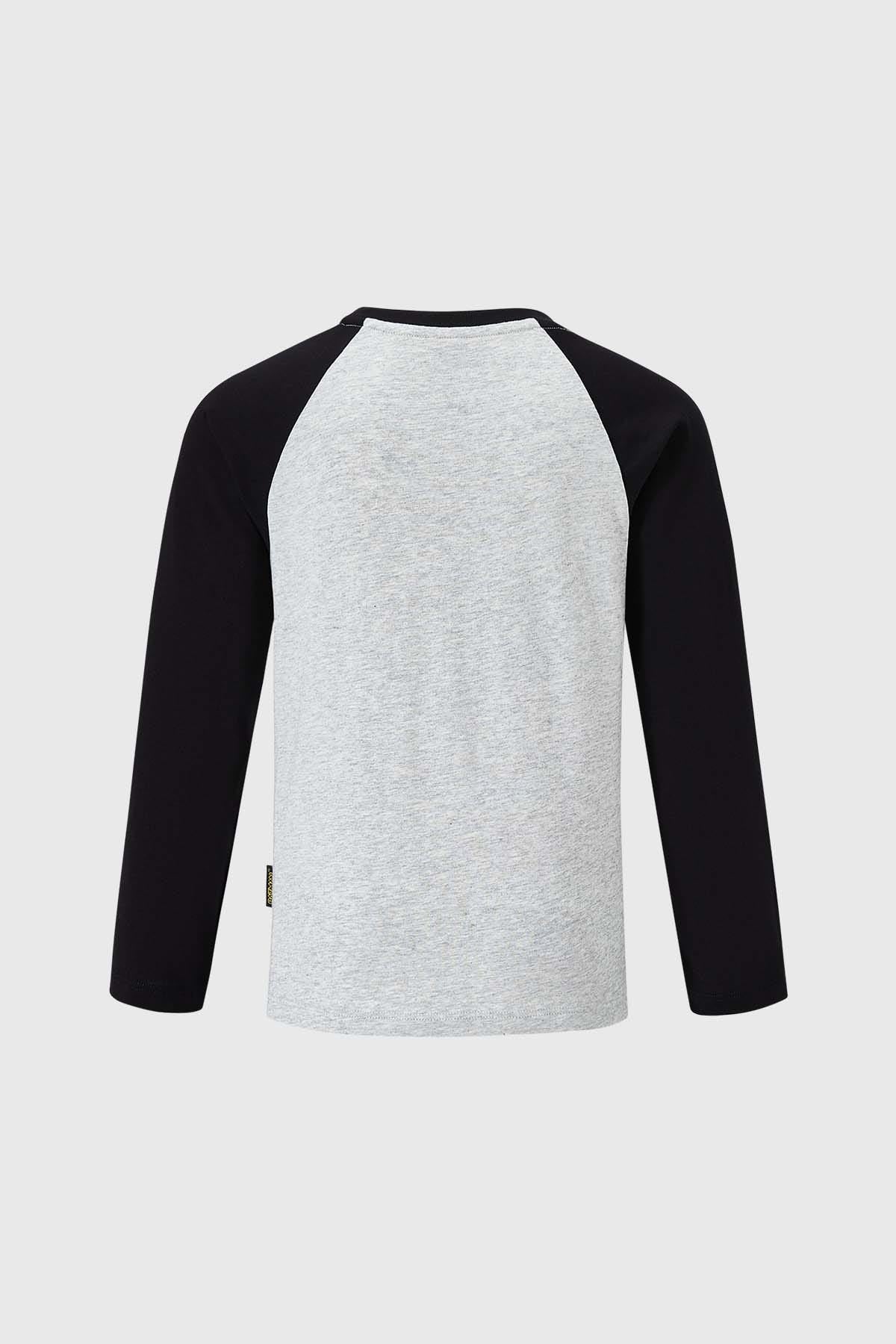 Polera niño Batman gris melange con estampado divertido y mangas negras.