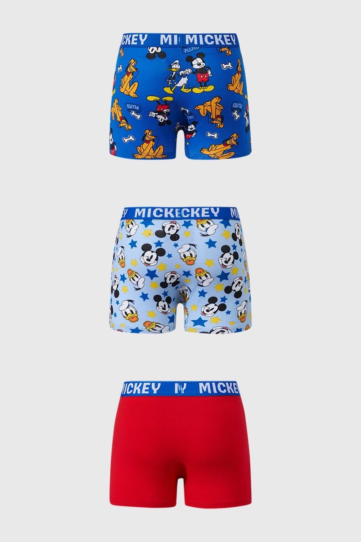 Boxer niño color calipso con estampado de Mickey y Donald en fondo claro.
