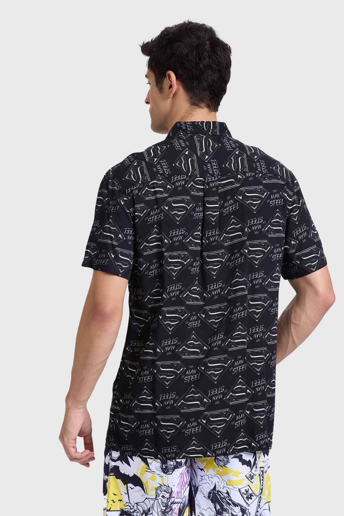 Camisa hombre negra con estampado de Superman, diseño moderno y cómodo.