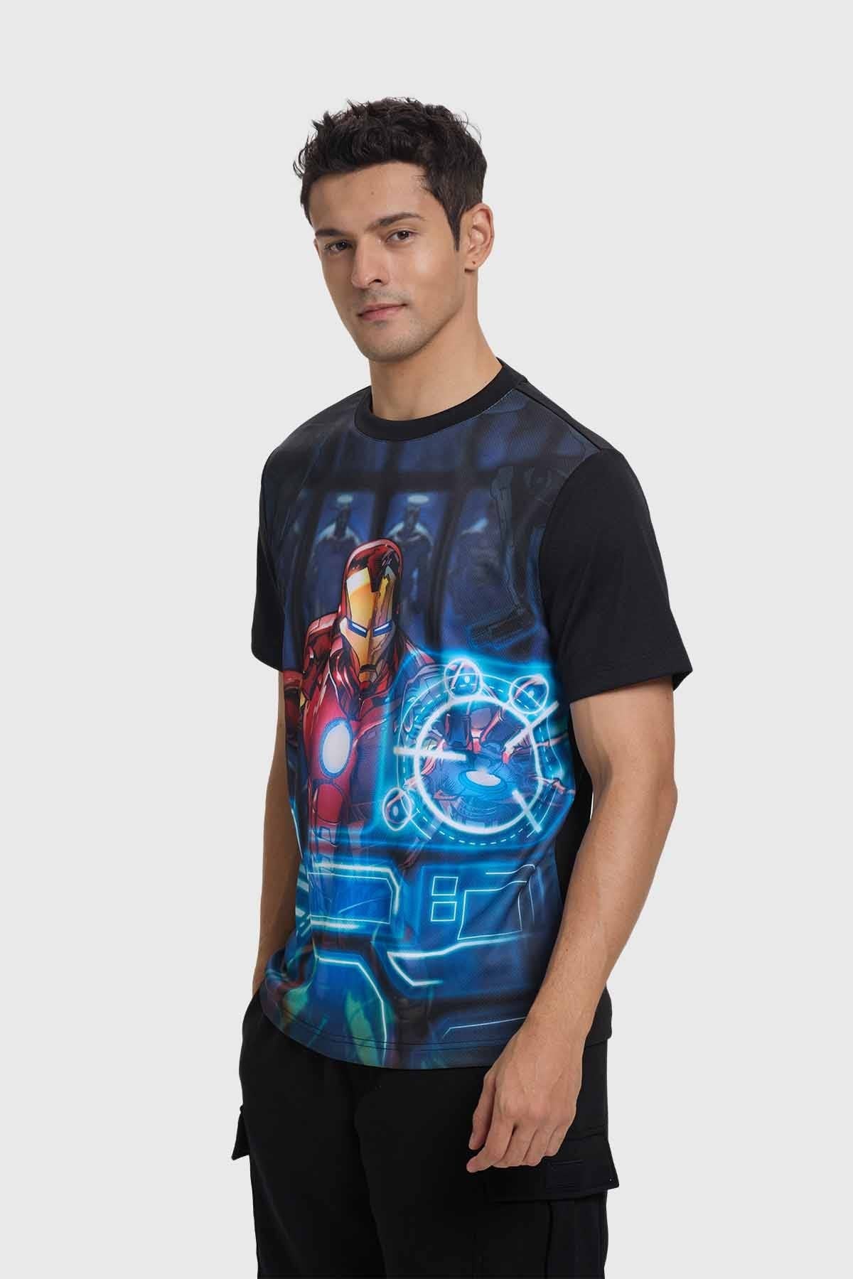 Polera hombre Iron Man negra con diseño gráfico vibrante