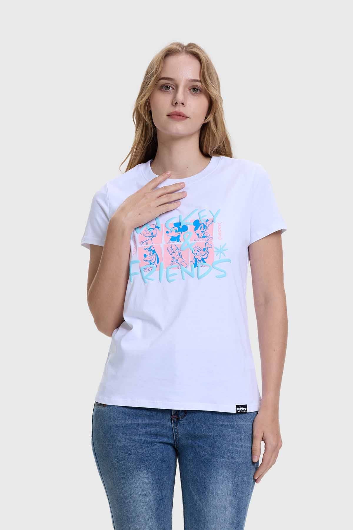 Polera blanca de mujer con diseño de Mickey y sus amigos, modelo de pie mostrando la prenda.