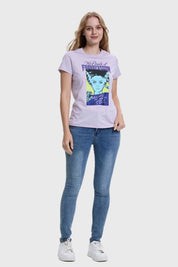 Polera mujer morada con diseño gráfico de La Novia Lila, estilo moderno y cómodo.