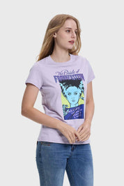 Polera mujer morada con diseño gráfico de La Novia Lila, estilo moderno y cómodo.