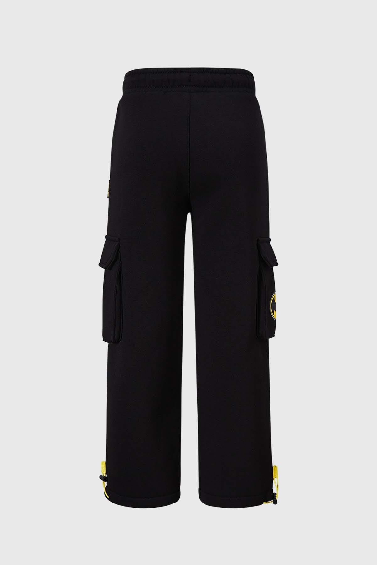 Pantalon buzo negro para niño con estampado de Batman y detalles amarillos.
