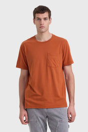 Polera Hombre Básica Con Bolsillo Ocre
