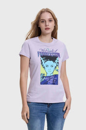 Polera mujer morada con diseño gráfico de La Novia Lila, estilo moderno y cómodo.