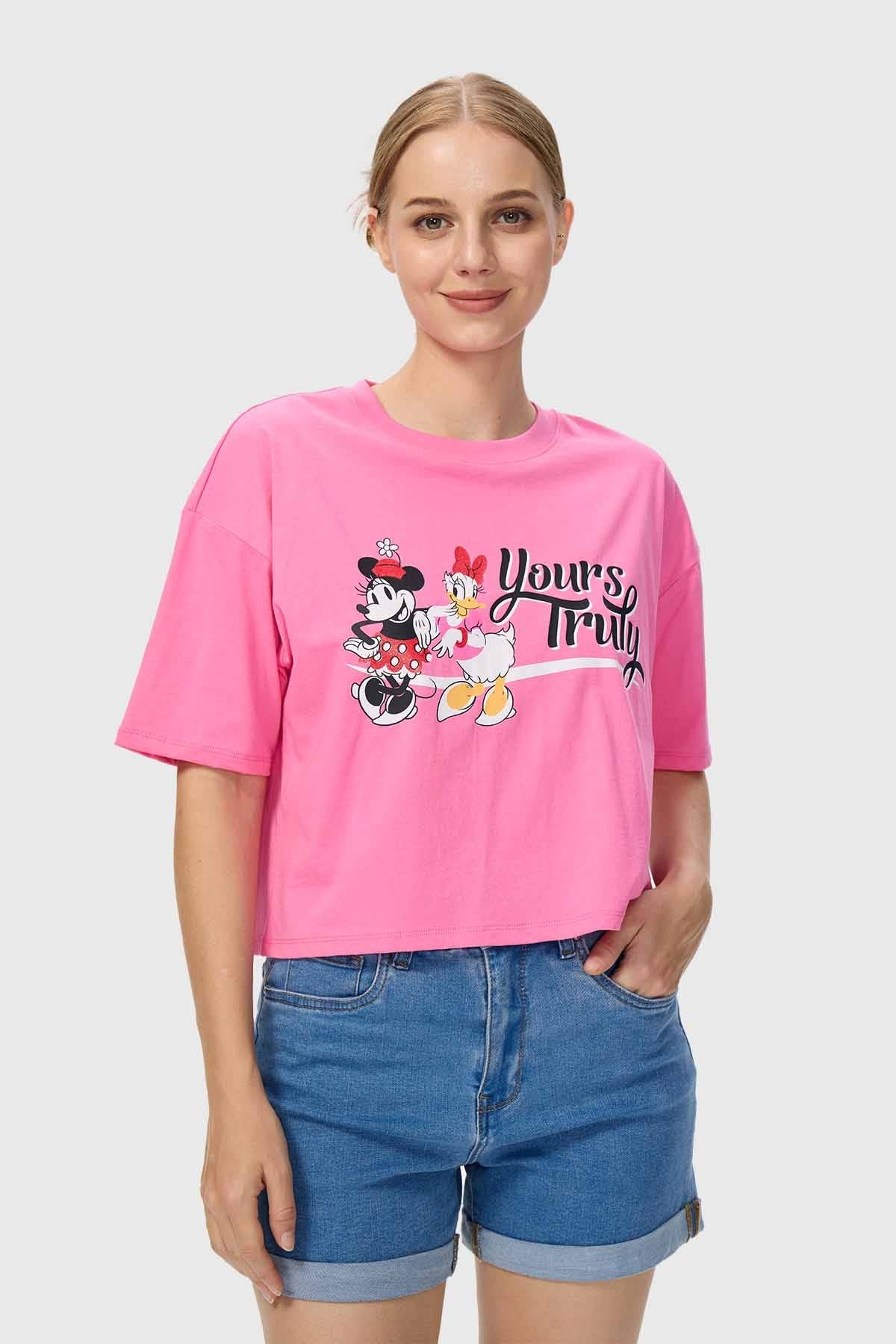 Polera crop rosada de mujer con estampado de Disney, estilo juvenil y cómodo.