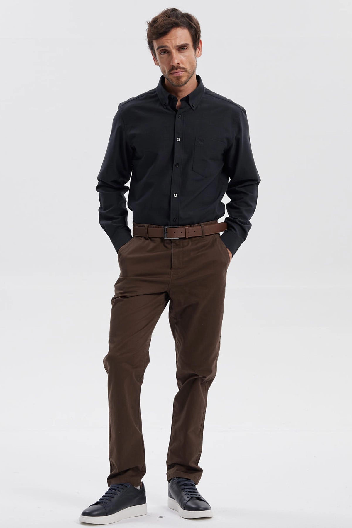 Pantalón Hombre Chino Cinturón Café