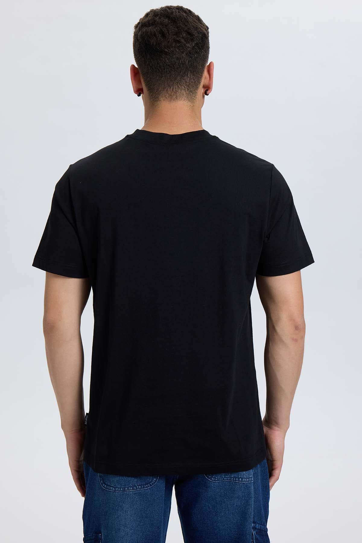 Polera negra de Harry Potter para hombre con escudo de Hogwarts.