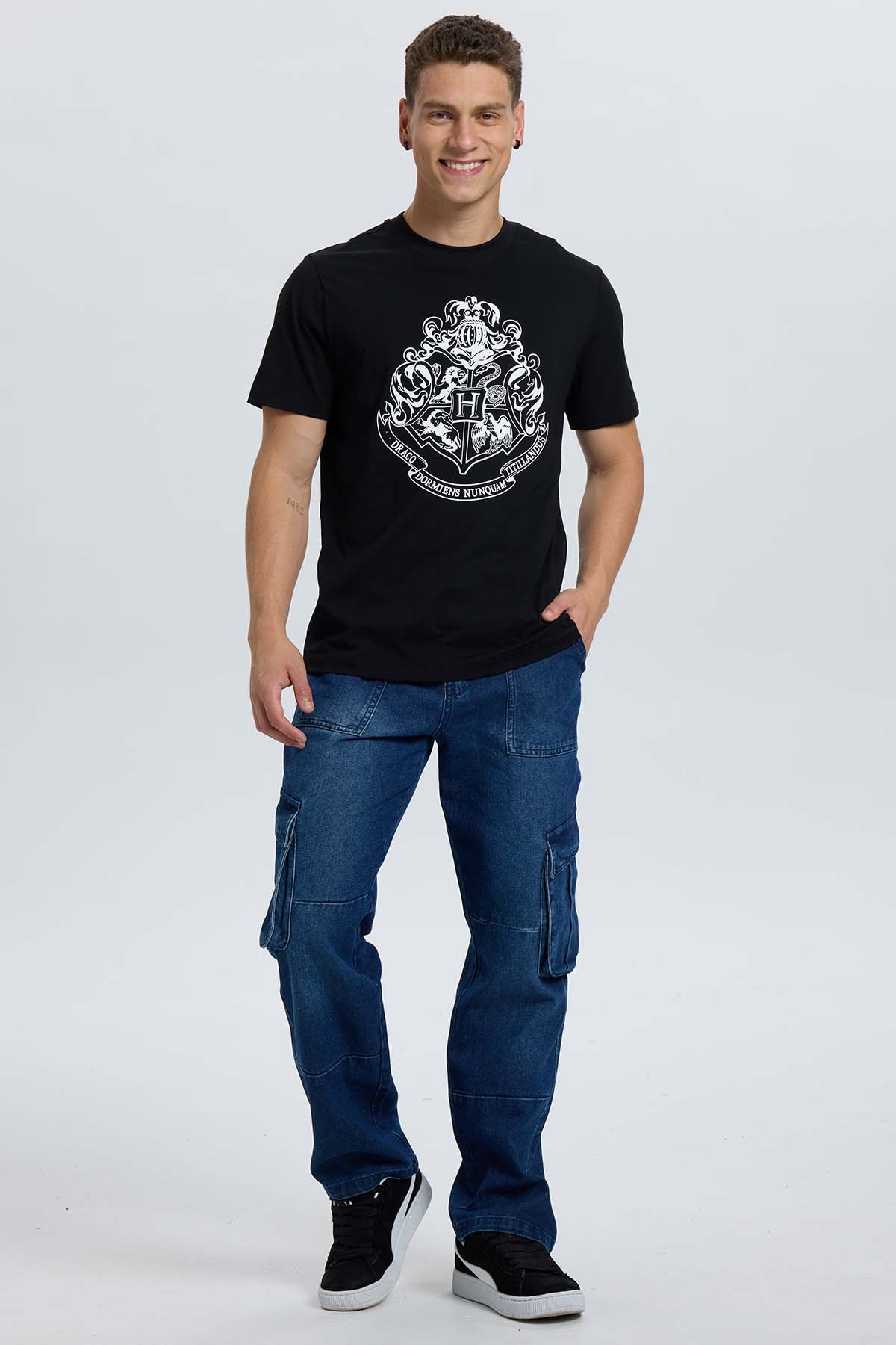 Polera negra de Harry Potter para hombre con escudo de Hogwarts.