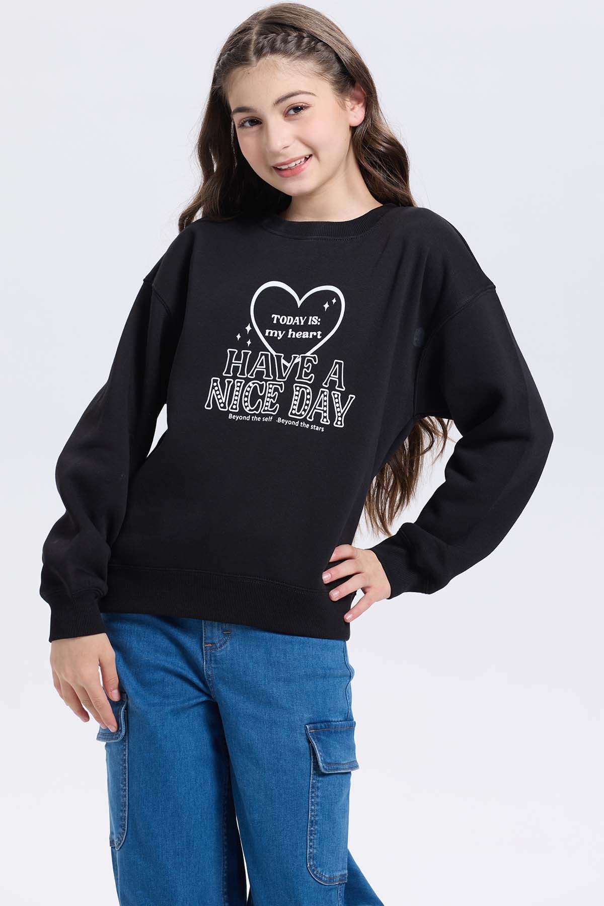 Polerón niña print básico negro con estampado frontal