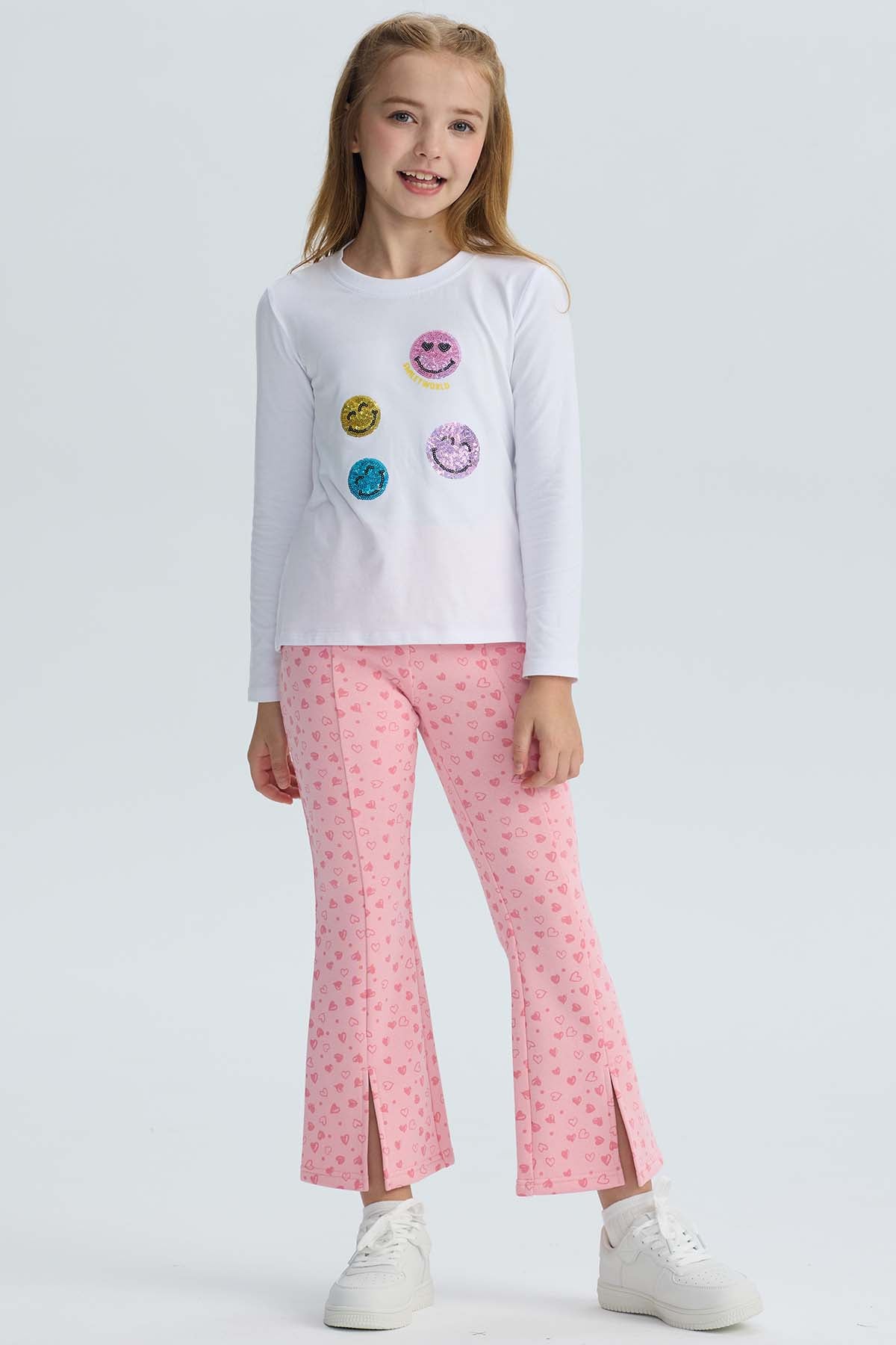 Calza rosada con estampado de corazones para niña