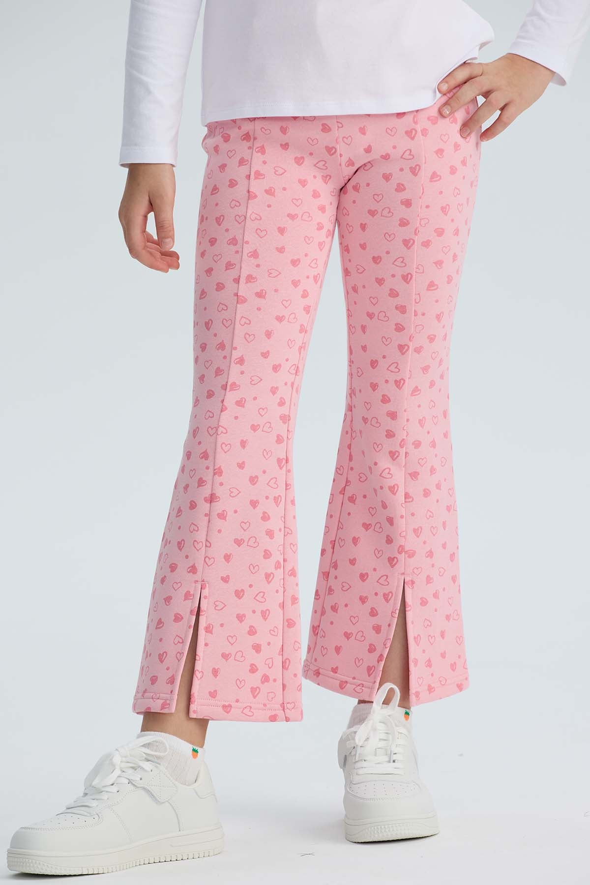 Calza rosada con estampado de corazones para niña