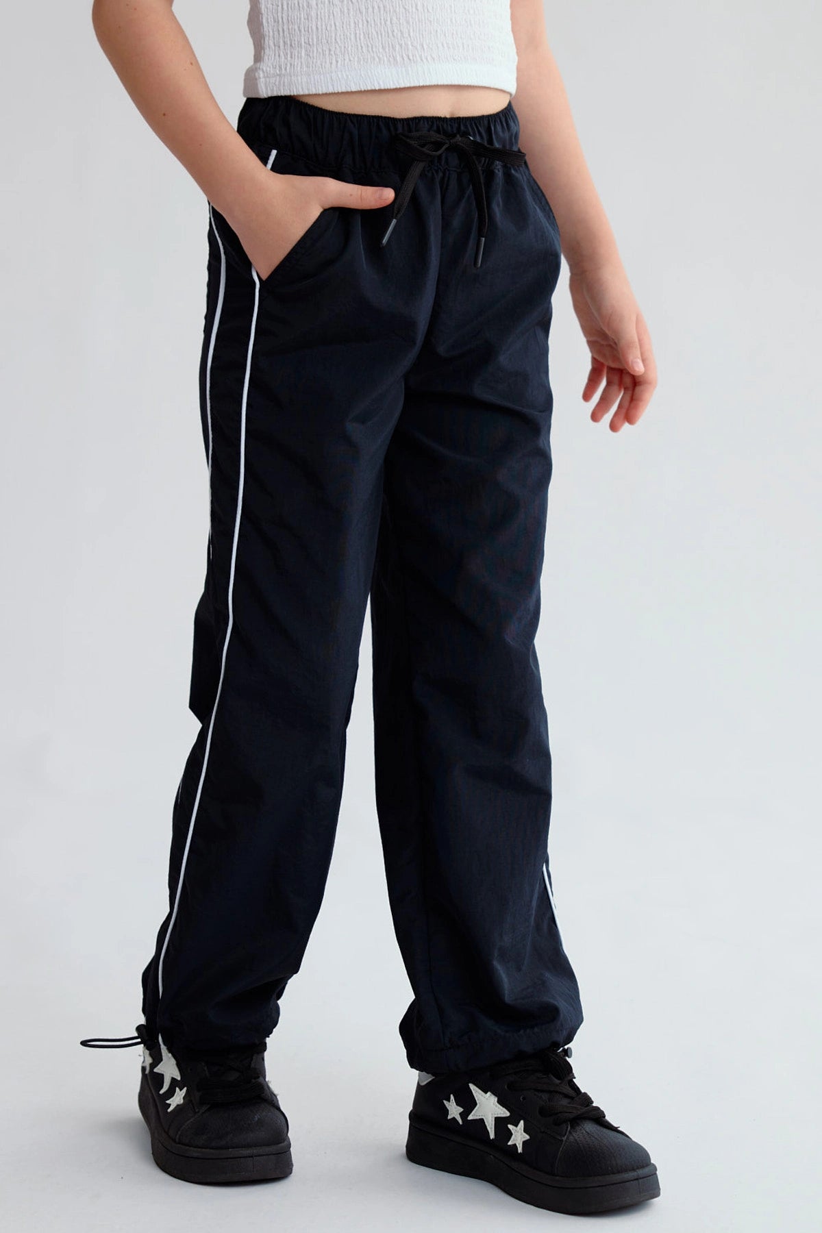 Pantalón Niña Parachute Con Piping Negro