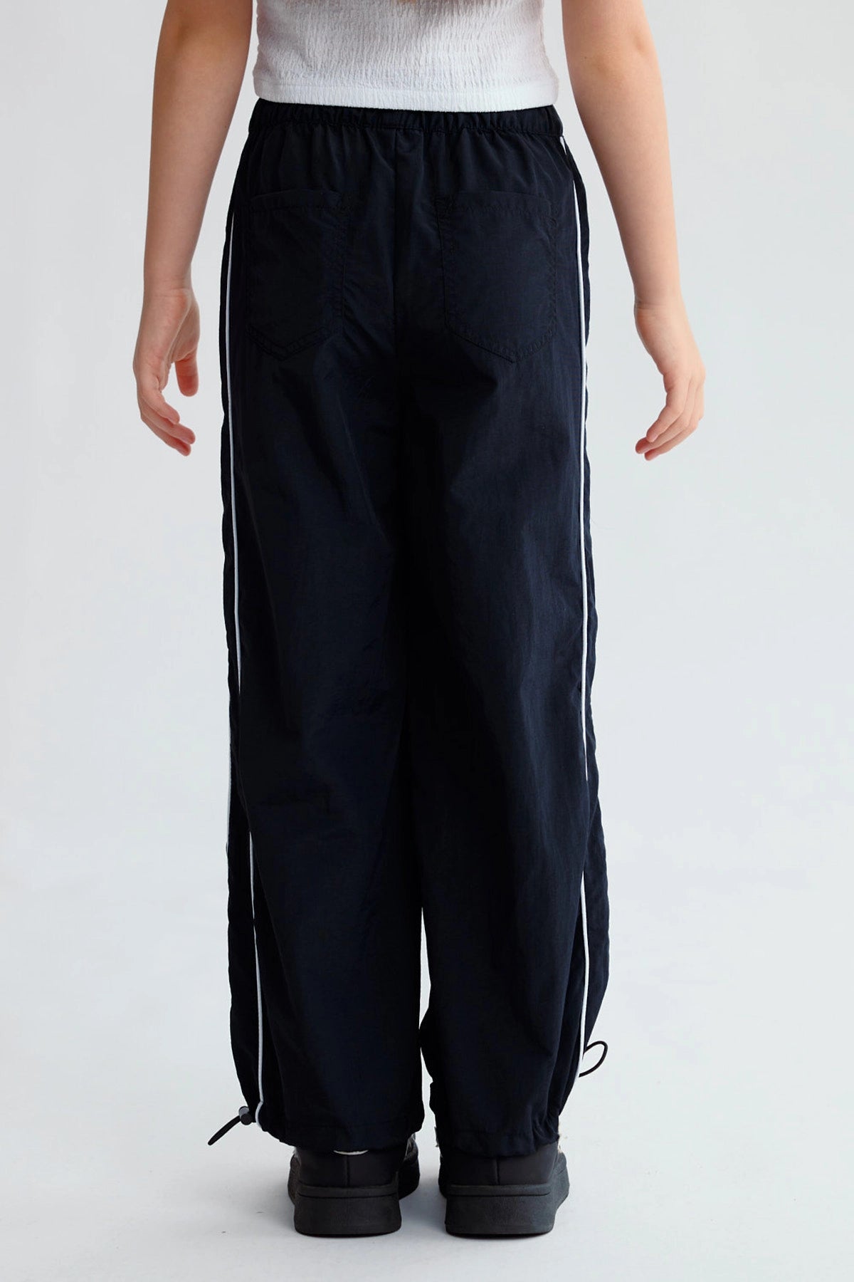Pantalón Niña Parachute Con Piping Negro