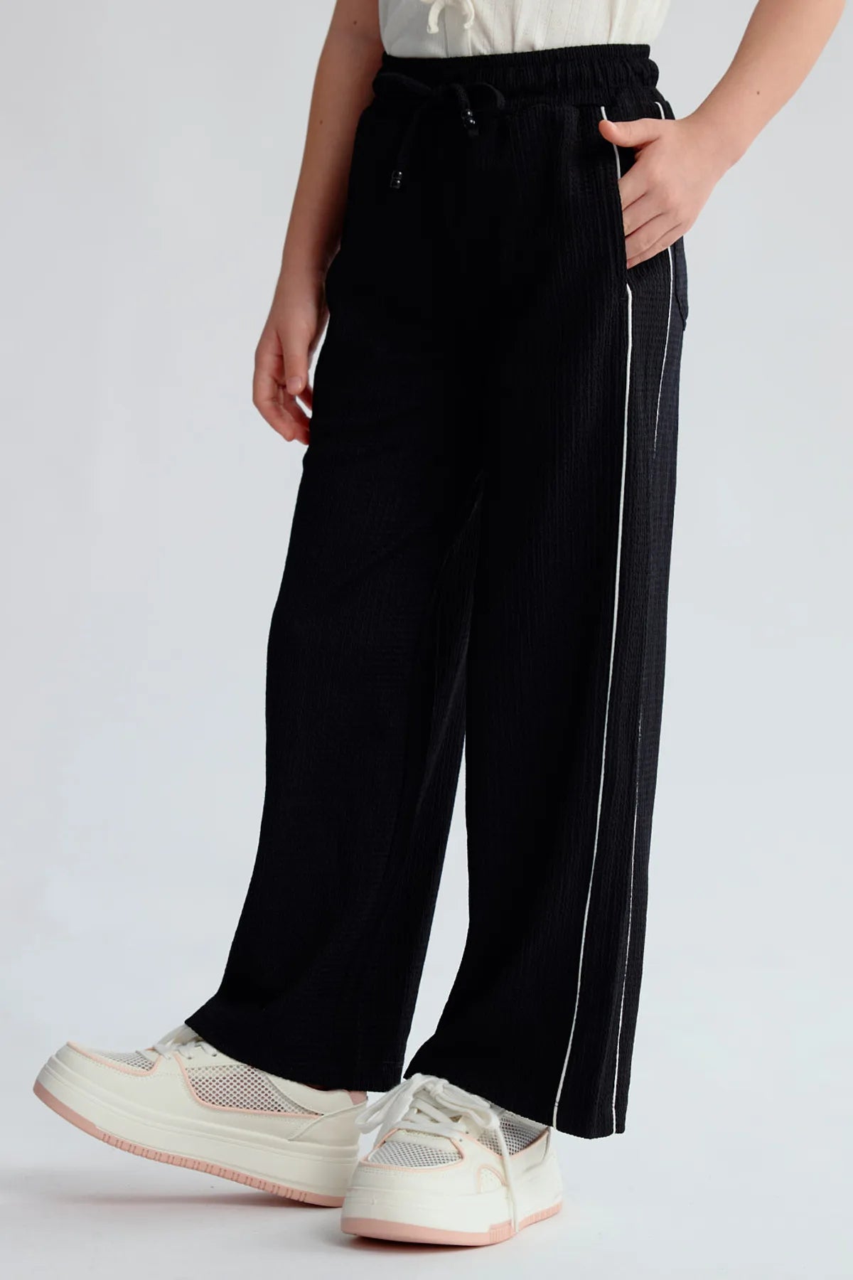 Pantalón Niña Crep Accesorios Cordón Negro