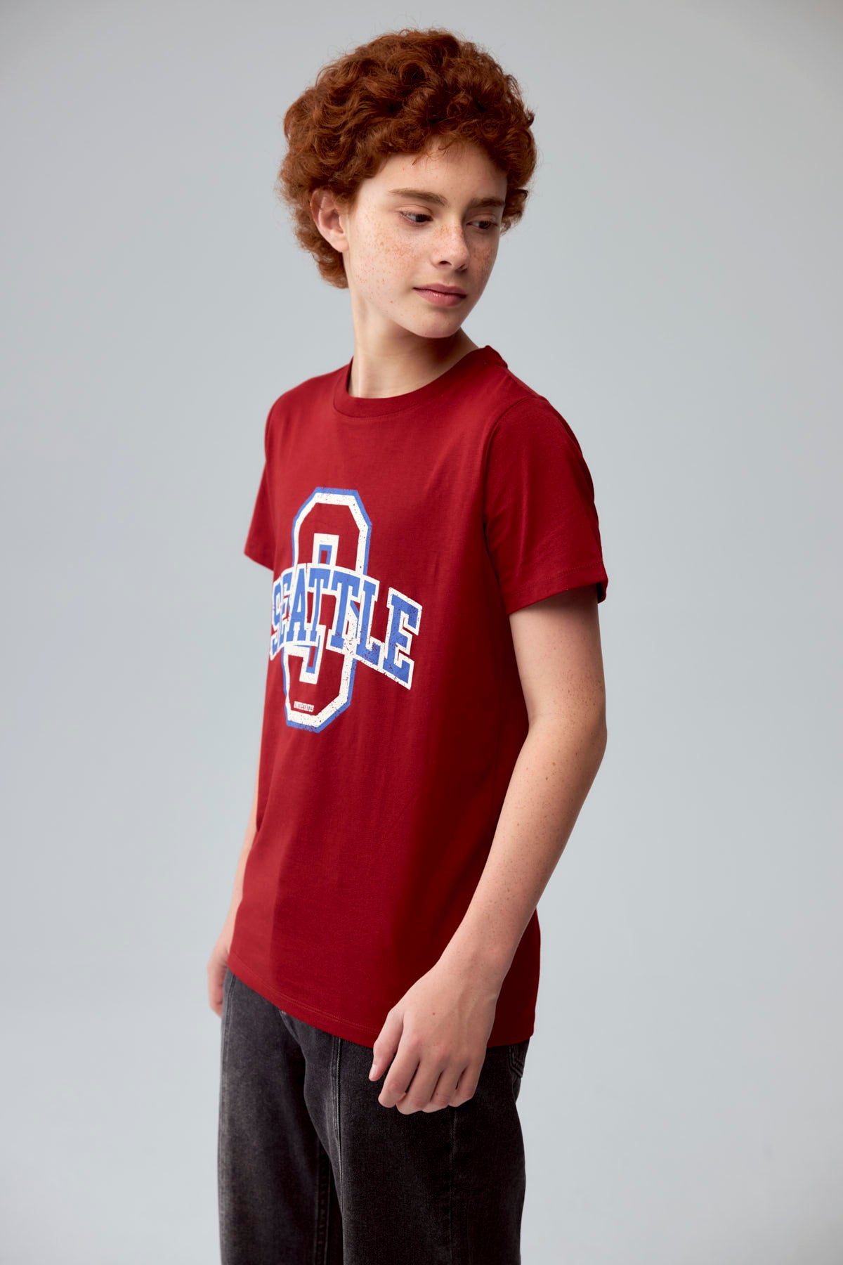 Polera Niño Básica Estampada Burdeo