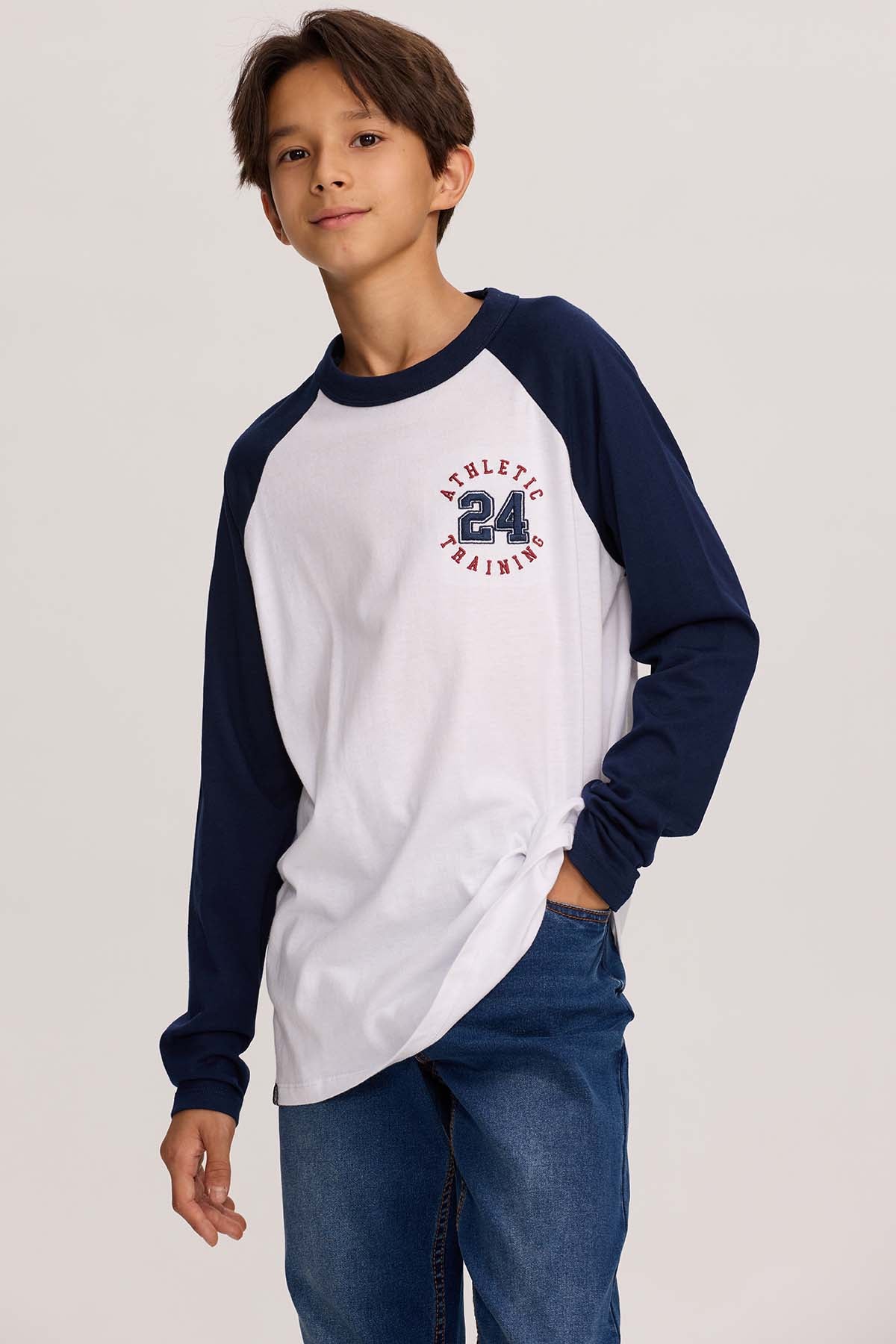 Polera niño Con Bordado Blanco con mangas largas azules