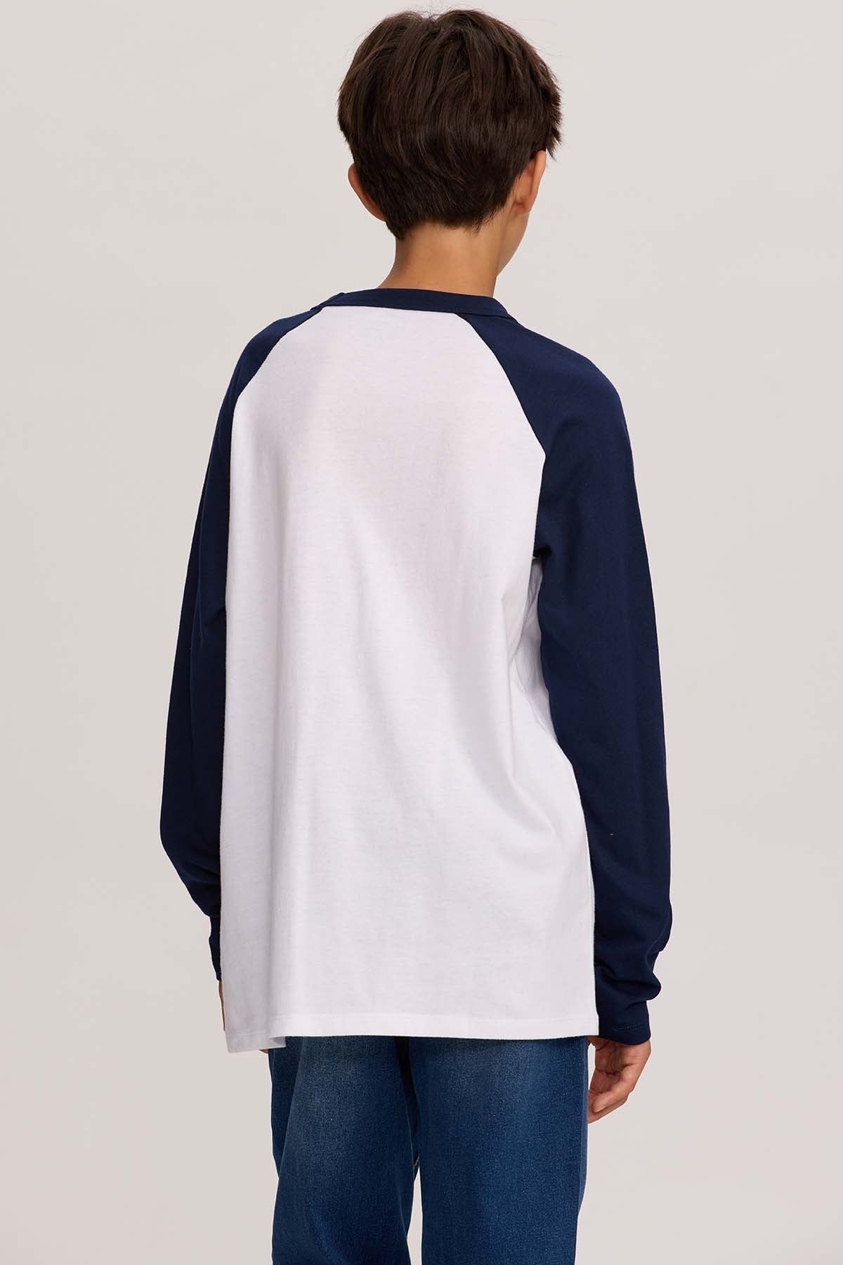 Polera niño Con Bordado Blanco con mangas largas azules