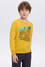 Polera niño con folia mostaza estampada