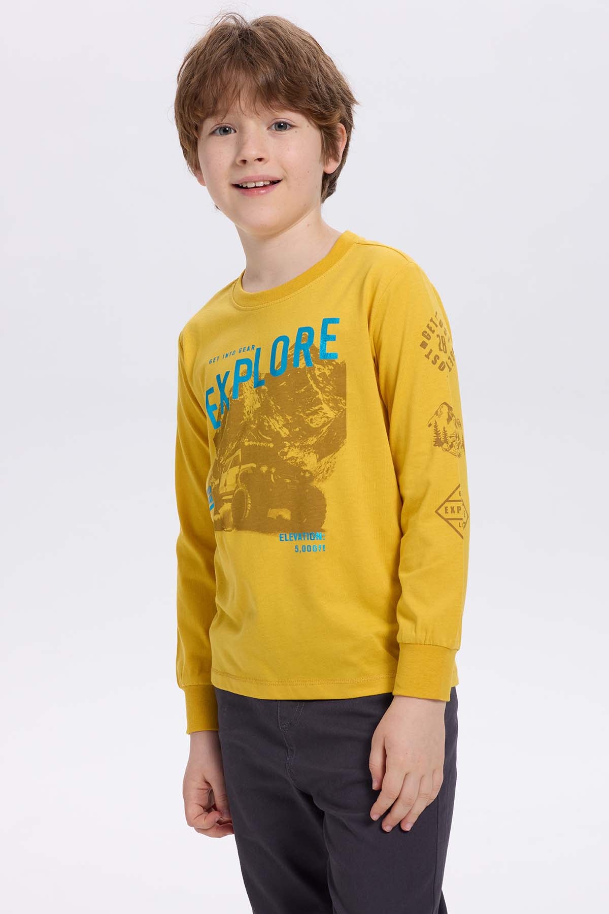 Polera niño con folia mostaza estampada