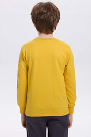 Polera niño con folia mostaza estampada