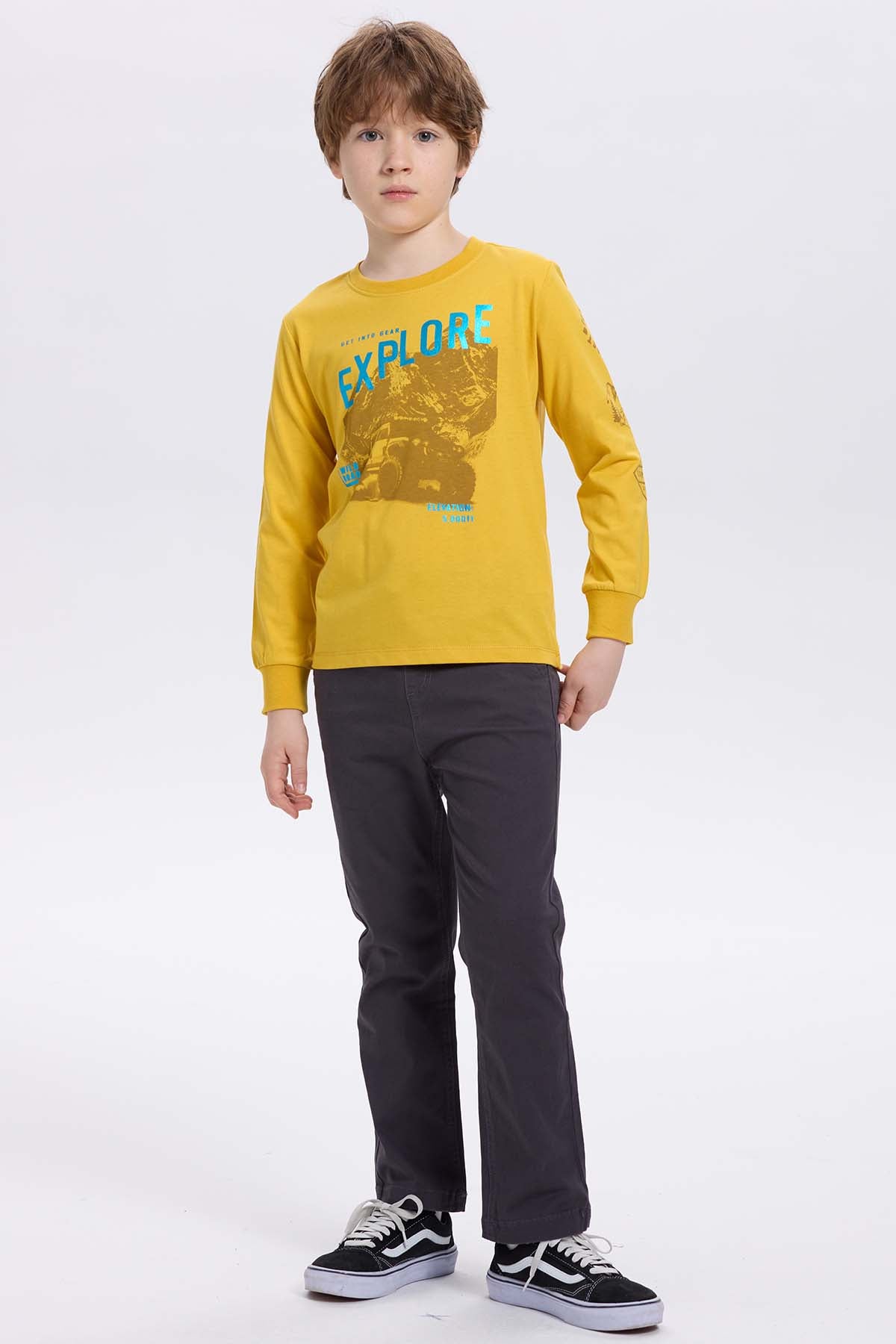 Polera niño con folia mostaza estampada