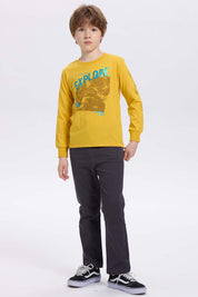 Polera niño con folia mostaza estampada