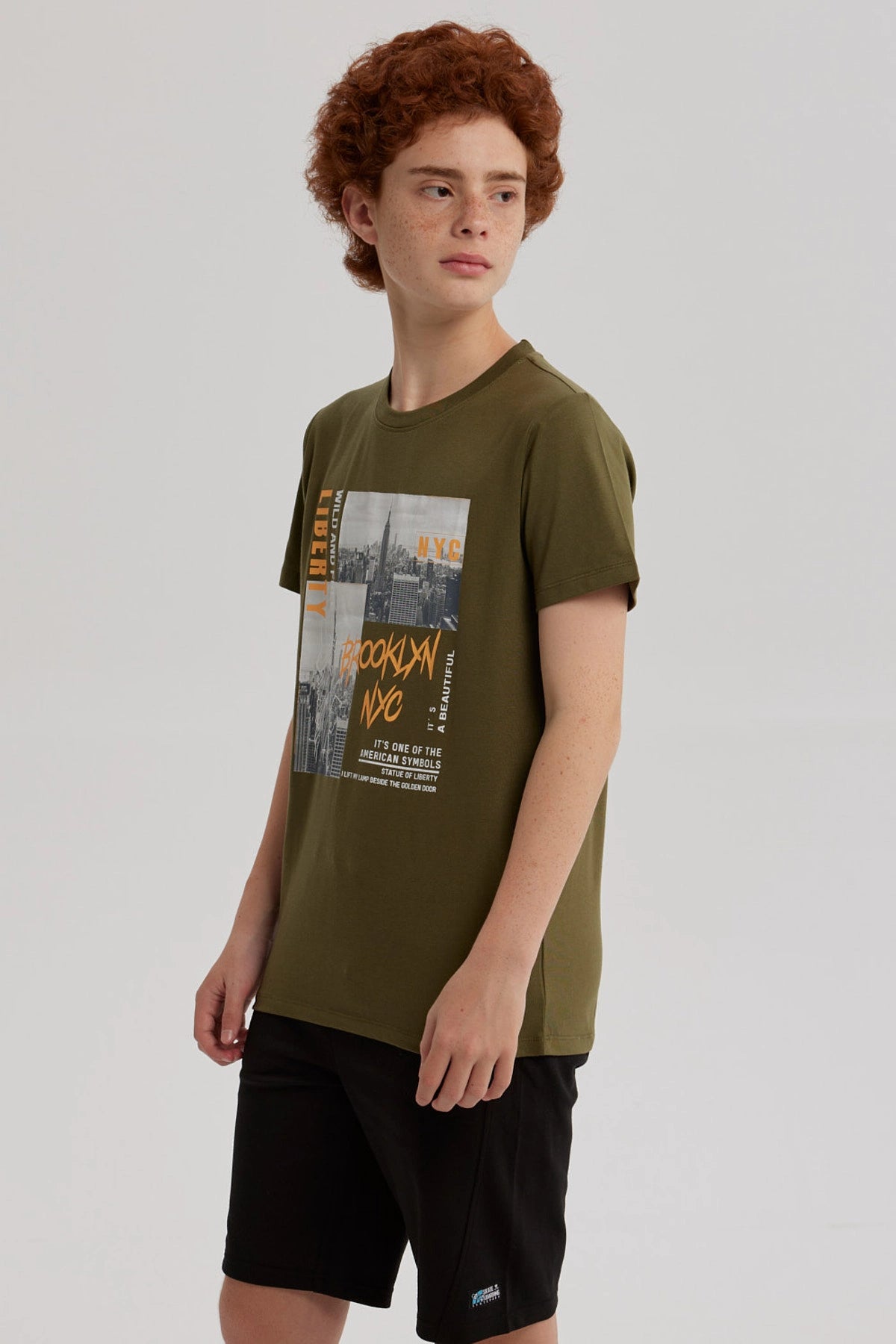 Polera Niño Básica Estampada Verde Militar