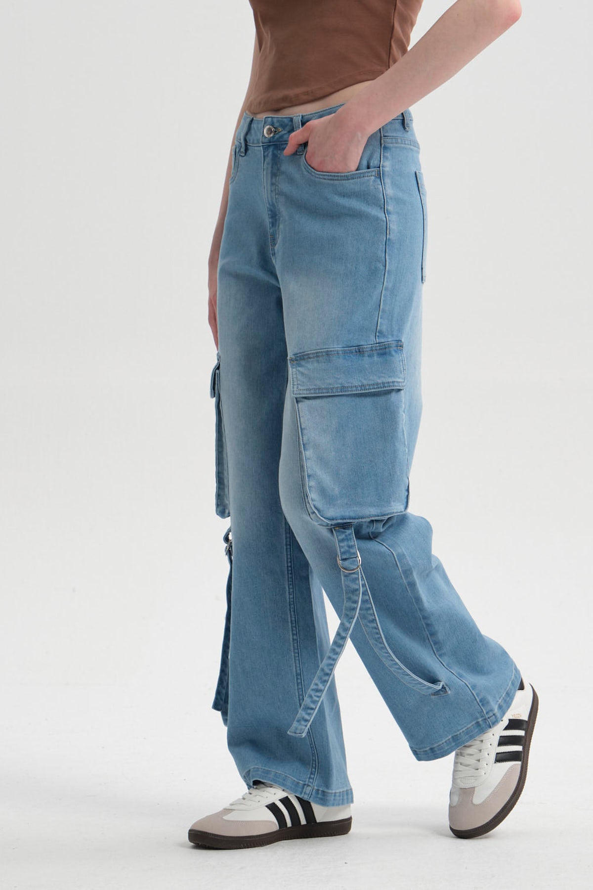 Jeans Mujer Calce Recto Cargo Amarra Azul Claro