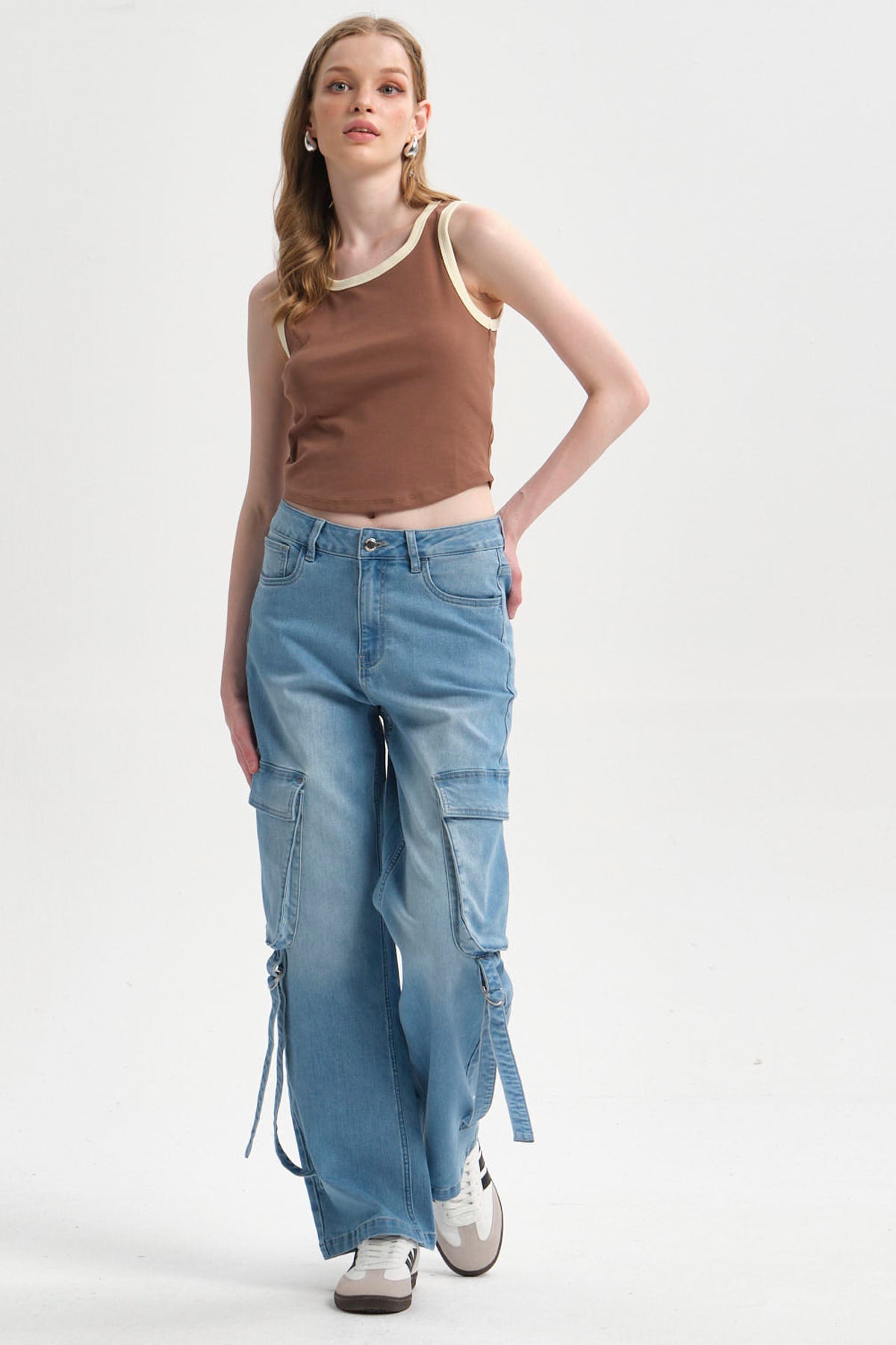 Jeans Mujer Calce Recto Cargo Amarra Azul Claro