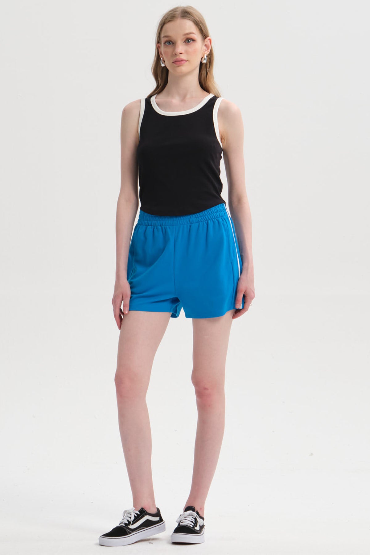 Short Mujer Raya Costado Azulino