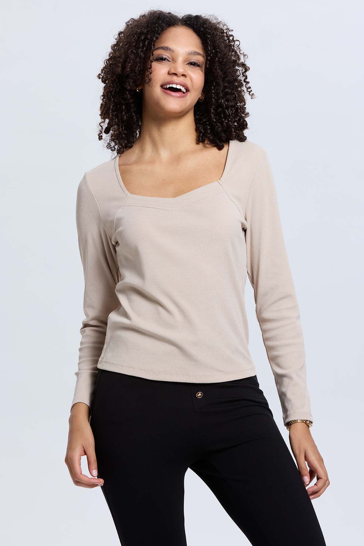 Polera mujer escote cuadrado beige manga larga