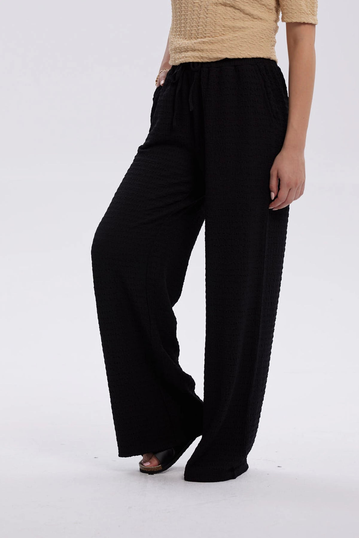 Pantalón Mujer Con Cordón Y Textura Negro