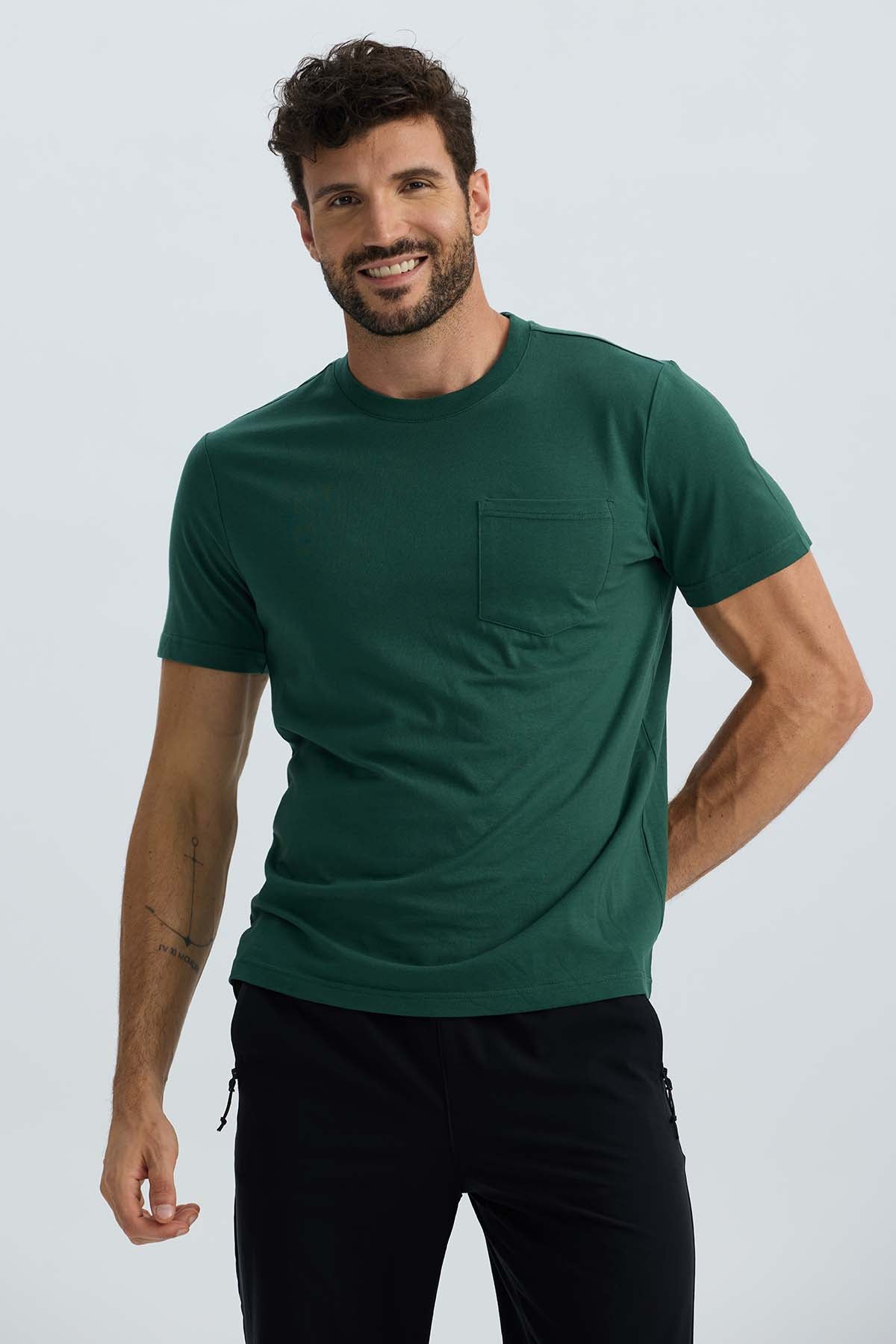 Polera Hombre Básica Con Bolsillo Verde Olivo