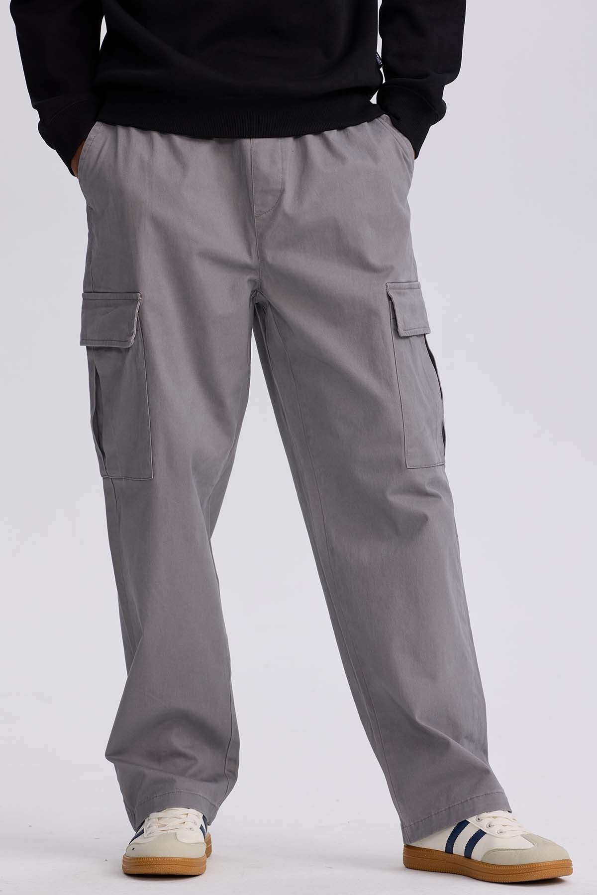 Pantalón hombre cargo calce recto gris