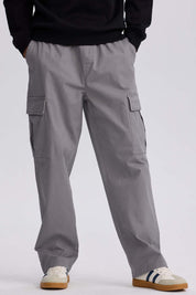 Pantalón hombre cargo calce recto gris