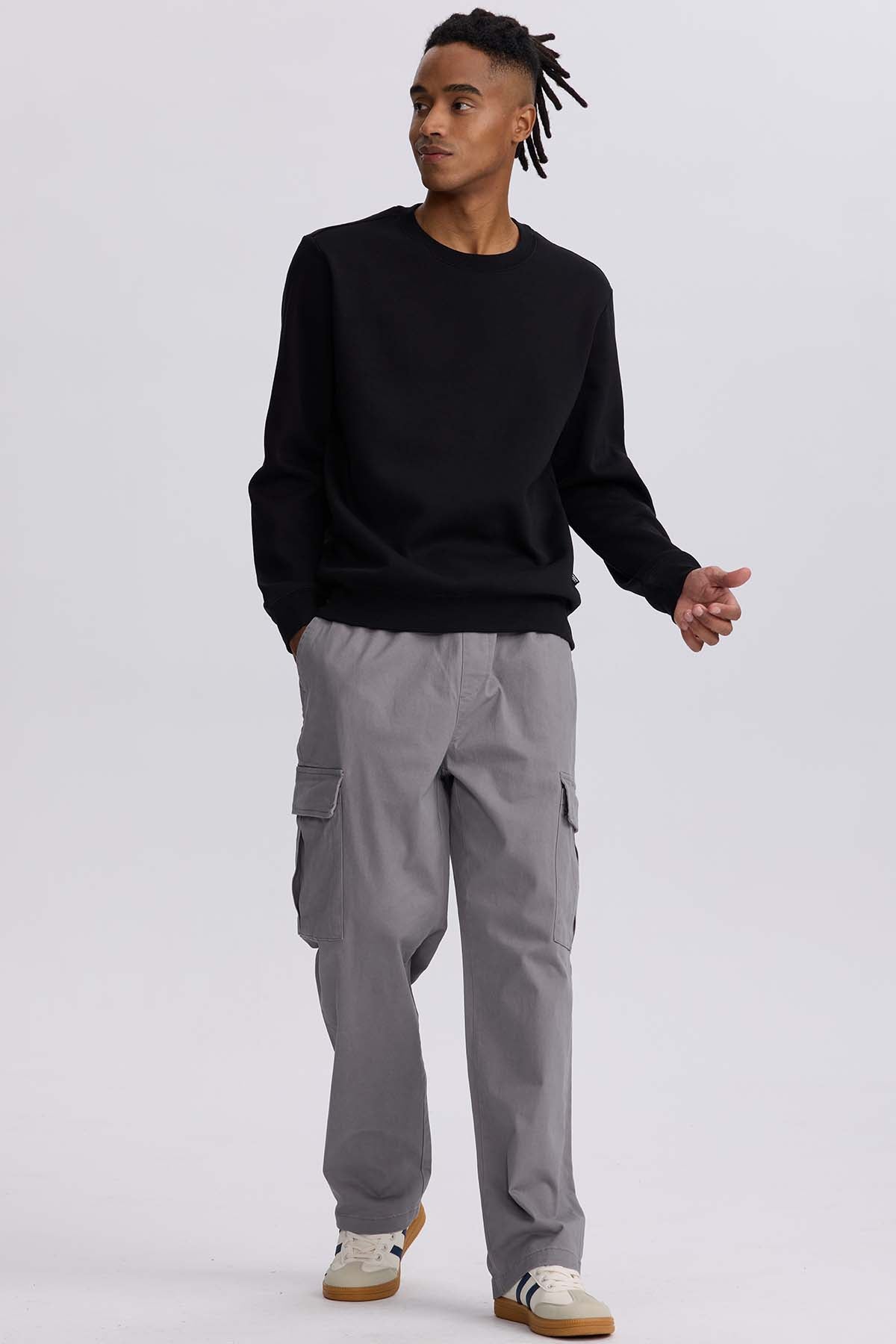 Pantalón hombre cargo calce recto gris