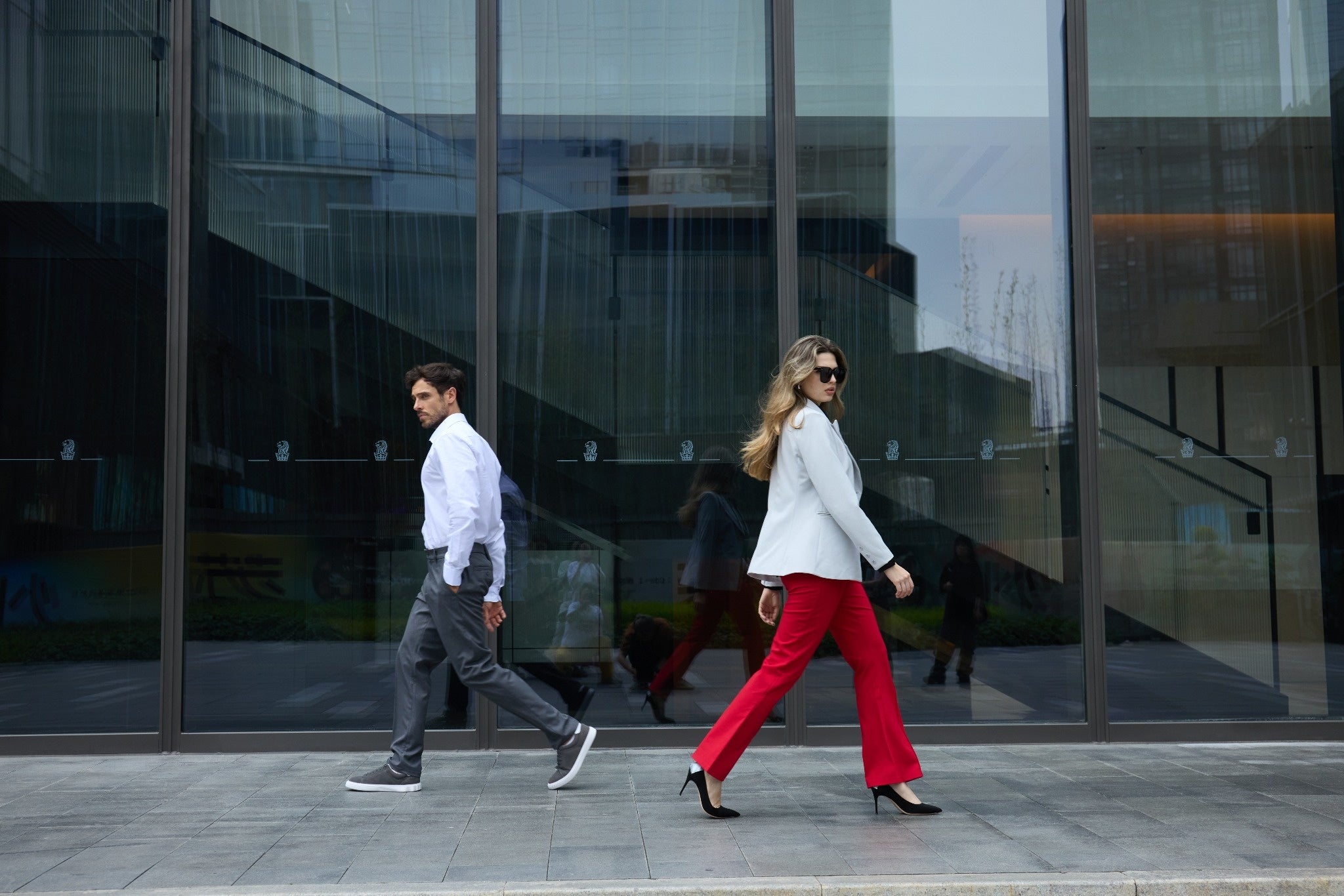 hombre y mujer caminando por la calle