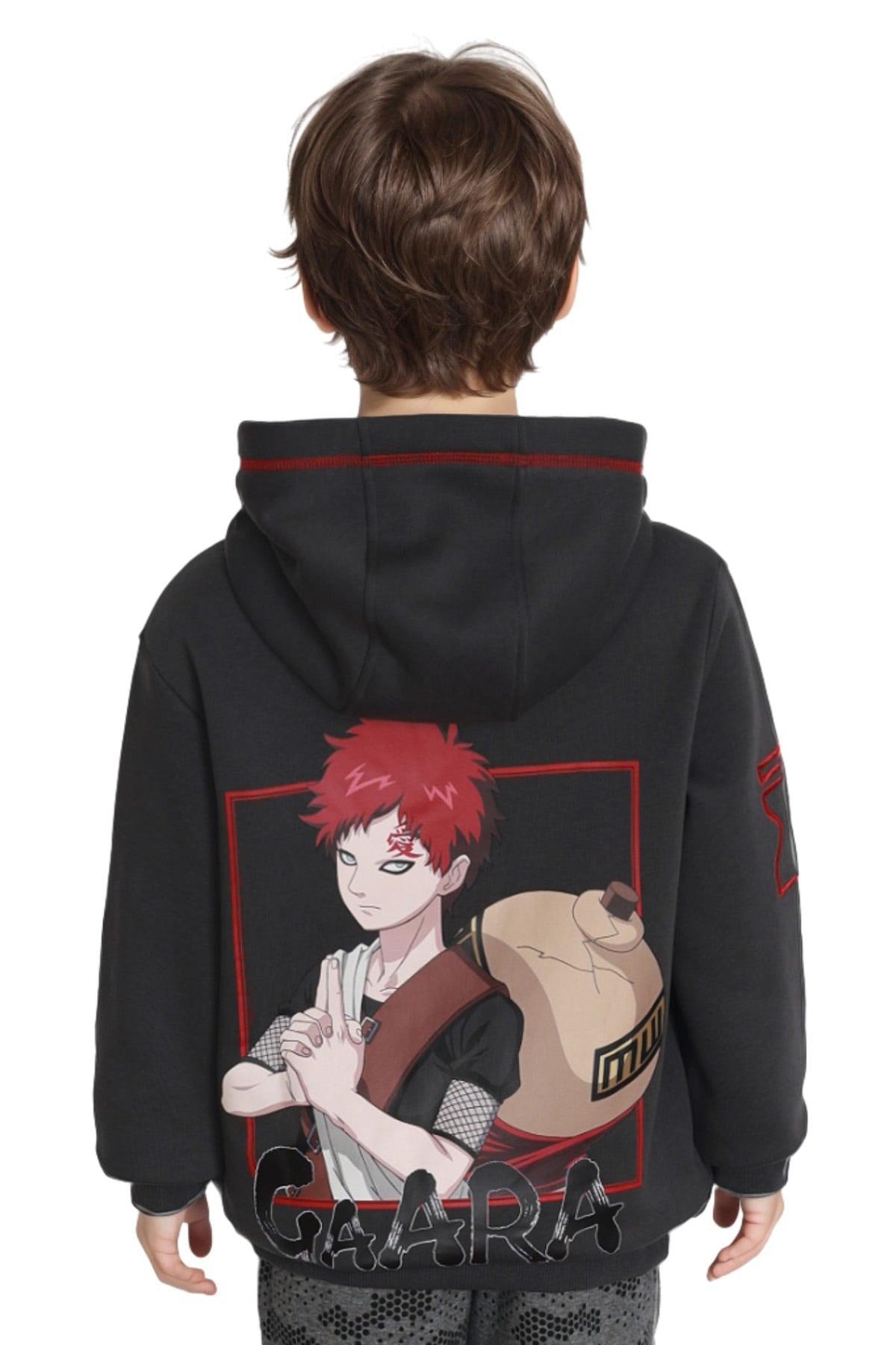 Polerón niño gris con estampado rojo, capucha y detalles modernos.