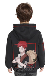 Polerón niño gris con estampado rojo, capucha y detalles modernos.