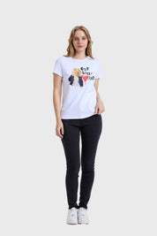 Polera blanca mujer con diseño Chucky y texto divertido, estilo casual.