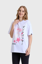 Polera blanca mujer con estampado Pink Panther y flores en diseño divertido.