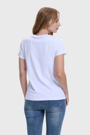 Polera blanca de mujer con diseño de Mickey y sus amigos, modelo de pie mostrando la prenda.